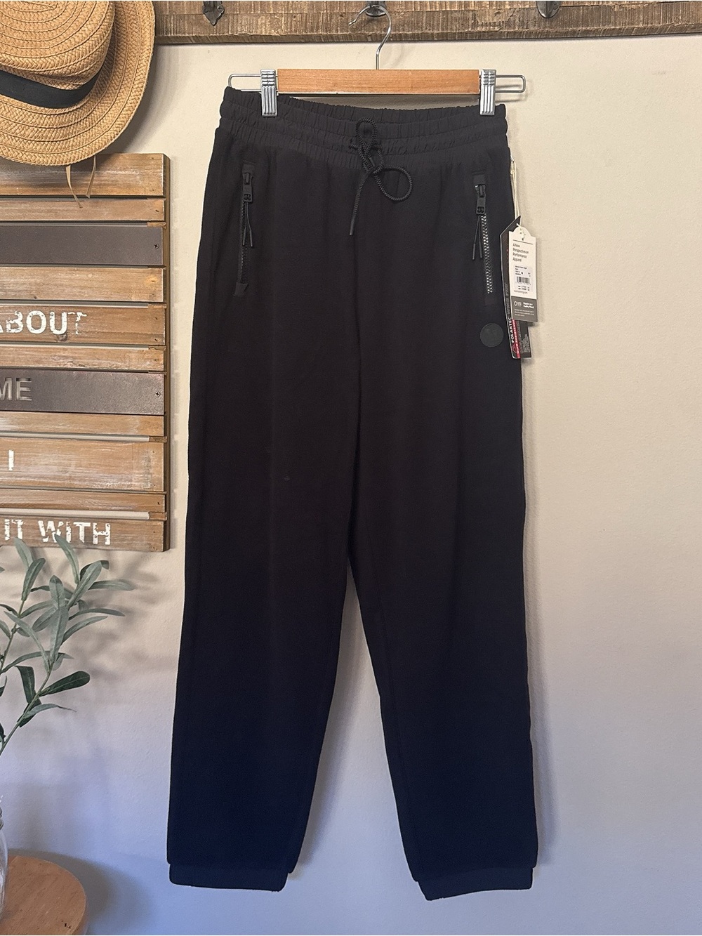 Vuorl Aspen Women’s Fleece Jogger in black size small